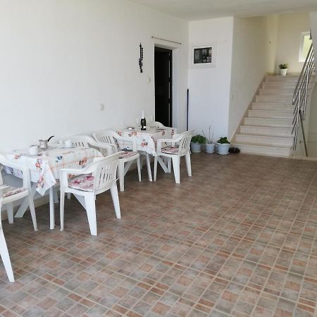 Apartments Aniko Saric Tučepi Eksteriør billede
