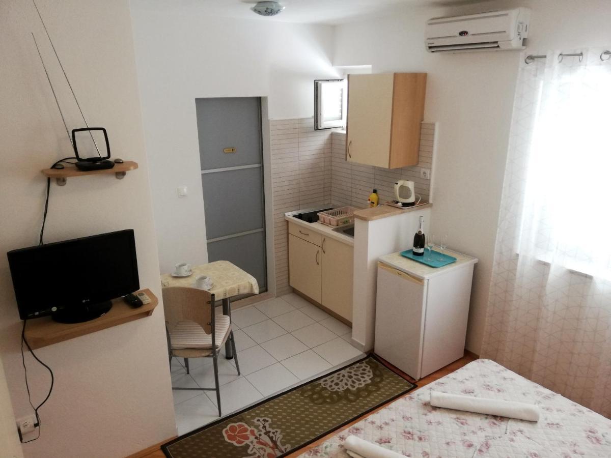 Apartments Aniko Saric Tučepi Eksteriør billede