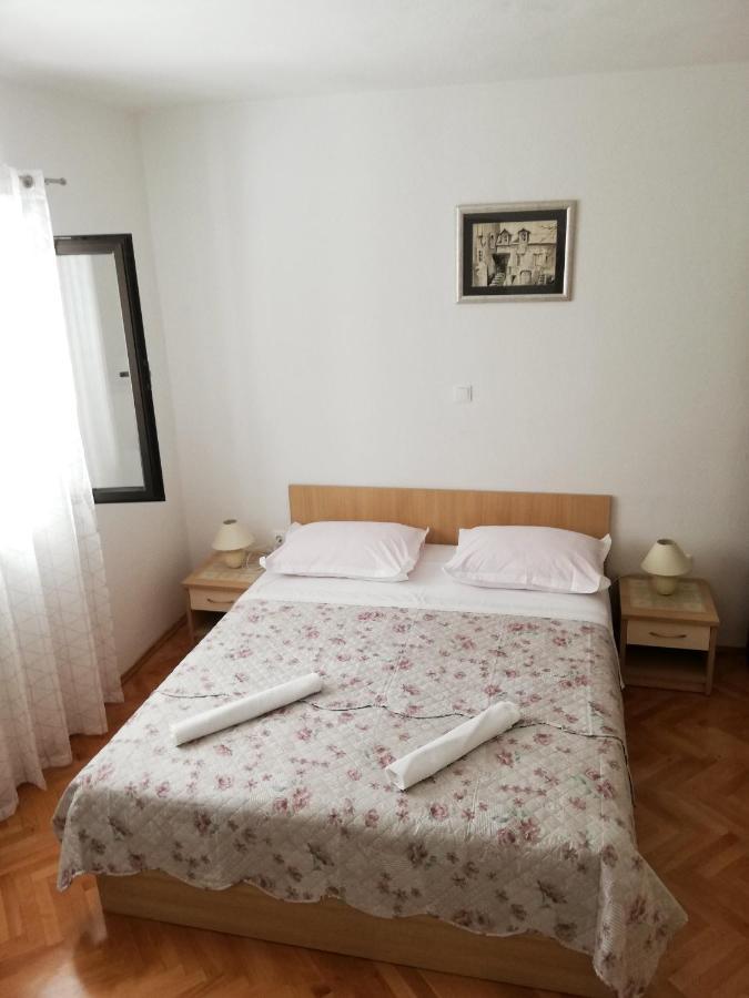 Apartments Aniko Saric Tučepi Eksteriør billede