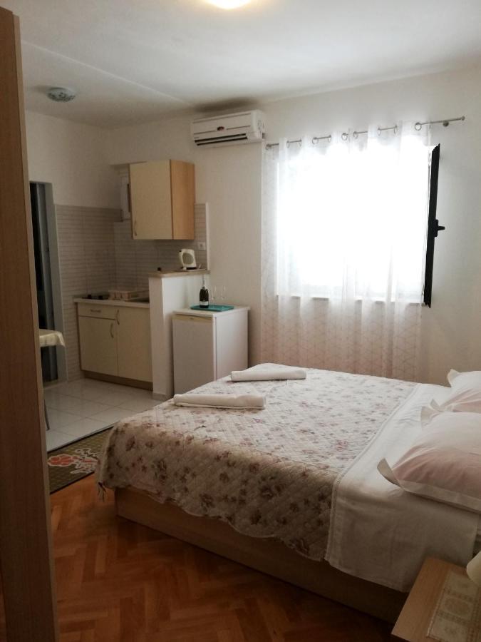 Apartments Aniko Saric Tučepi Eksteriør billede