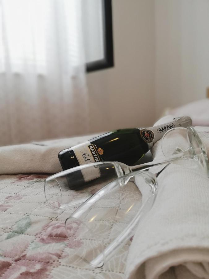 Apartments Aniko Saric Tučepi Eksteriør billede
